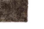 Close-up van de hoek van het vloerkleed Viterbo ST Dark Grey 831 200x300 op een witte achtergrond, met de dikke donkergrijze vezels met textuur.