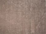 Als je het tapijt Rome Grey 03 170x230 van dichtbij bekijkt, zie je gestructureerde oppervlakken met subtiele verticale lijnen en zachte schaduwvariaties.
