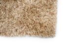 Close-up van de hoek van het New Paulo Light Beige mix 126 vloerkleed (200x300 cm) met dikke, pluche vezels op een witte achtergrond.