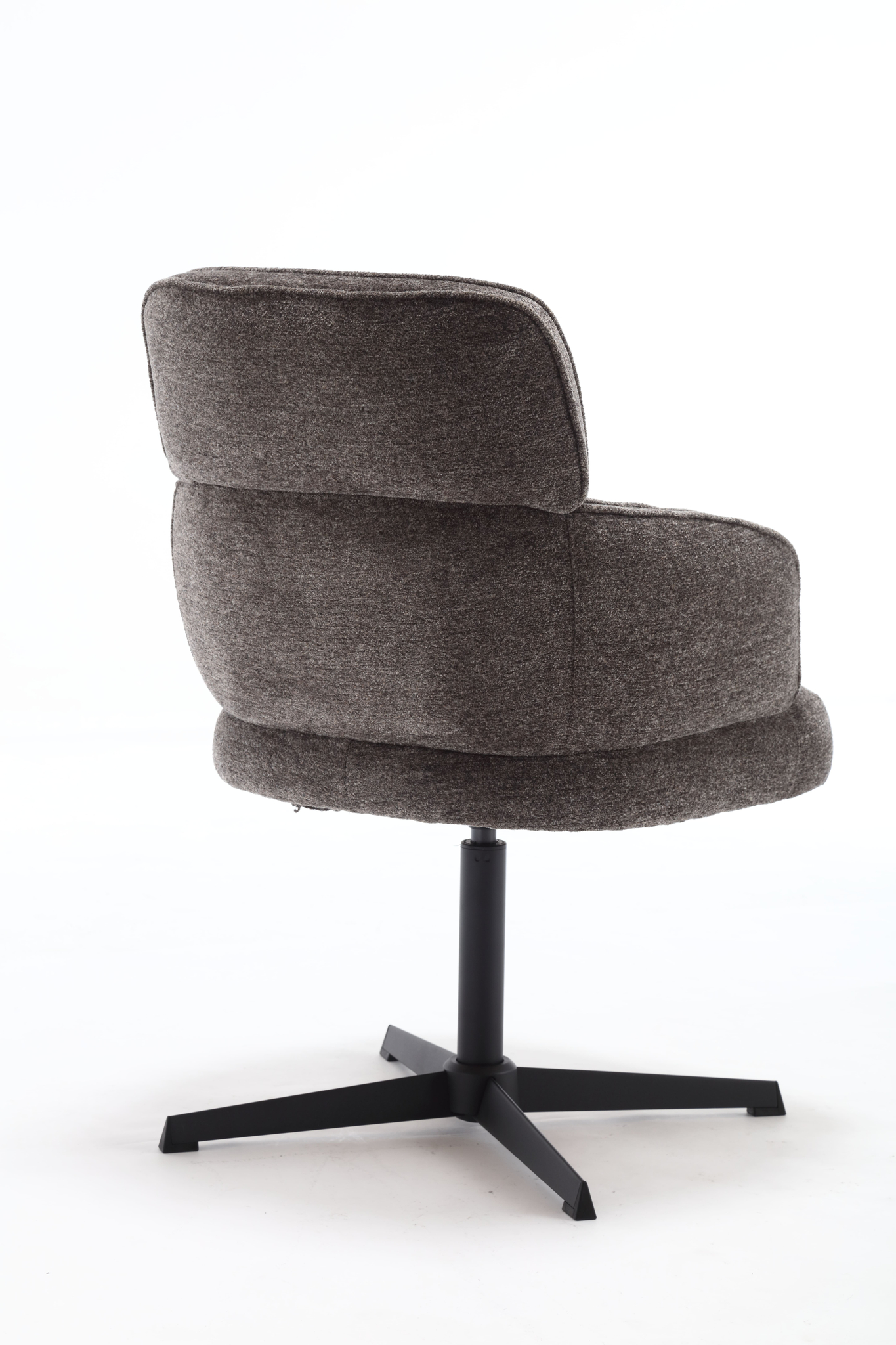 De Stoel July Picasso Charcoal Grey 9302 is een moderne draaistoel met donkergrijze bekleding, een gebogen rugleuning en een zwart metalen onderstel tegen een effen witte achtergrond.