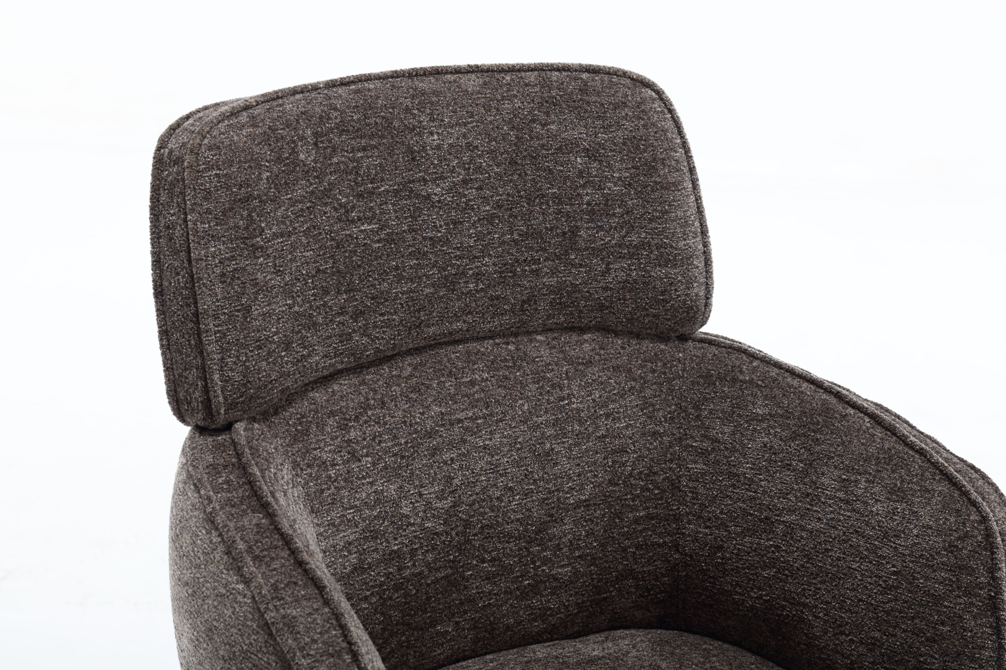 Close-up van de Stoel Max Picasso Charcoal Grey, met donkergrijze bekleding, een rechthoekige rugleuning en gebogen zijkanten tegen een effen witte achtergrond.