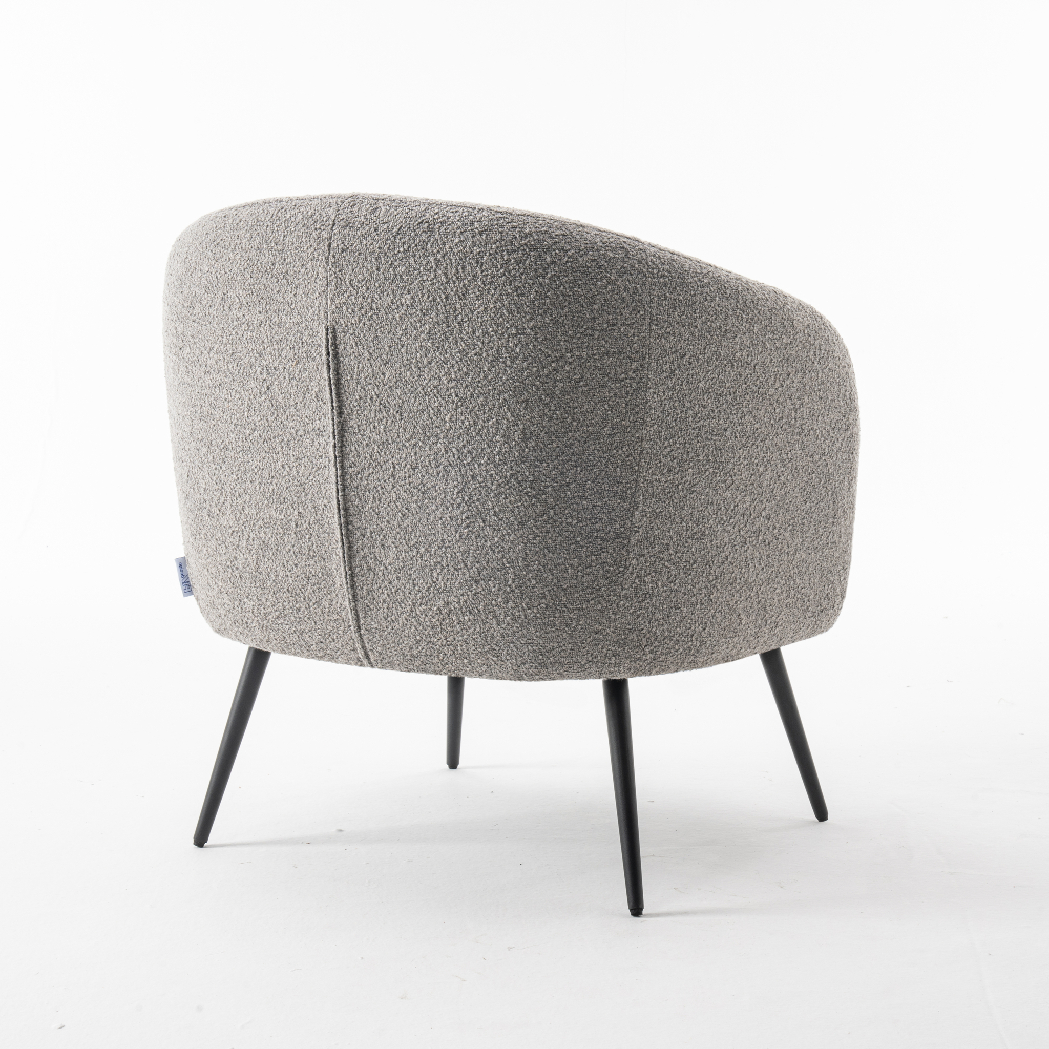 De Laura fauteuil Stof Teddy Steel 149 is een moderne grijze accentstoel met een gebogen rugleuning en slanke zwarte metalen poten, van achteren gezien tegen een effen witte achtergrond.