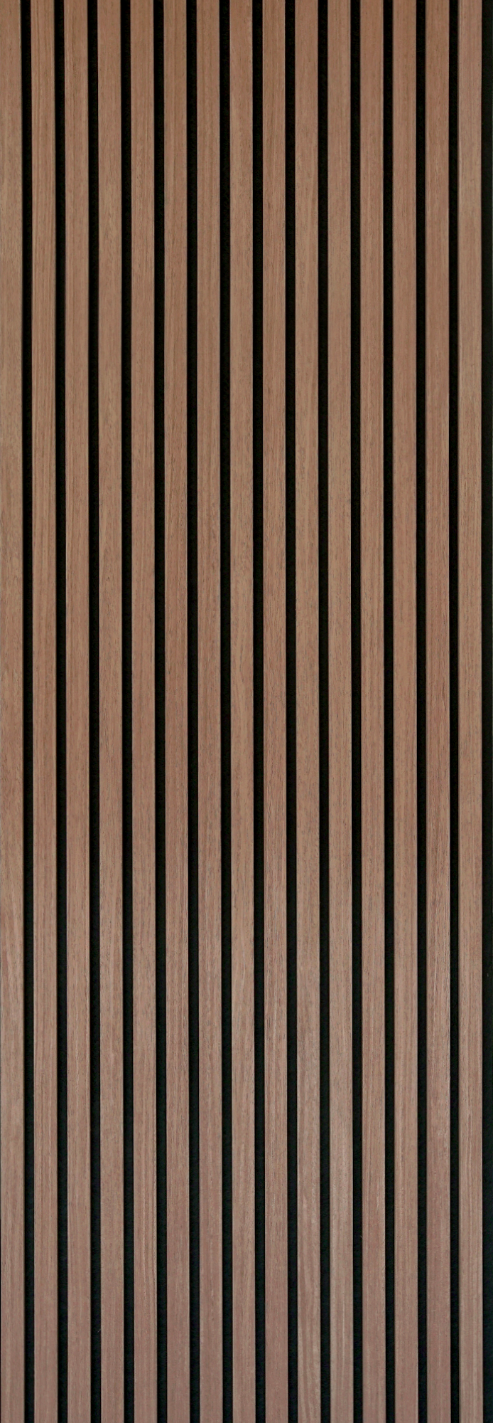 De Akupanel Eiken Mokka 260 x 60 cm Lattenwand Akoestische wandpanelen hebben gelijkmatig verdeelde verticale houten latten met donkere tussenruimtes, waardoor een gestreept patroon ontstaat tegen een zwarte achtergrond.