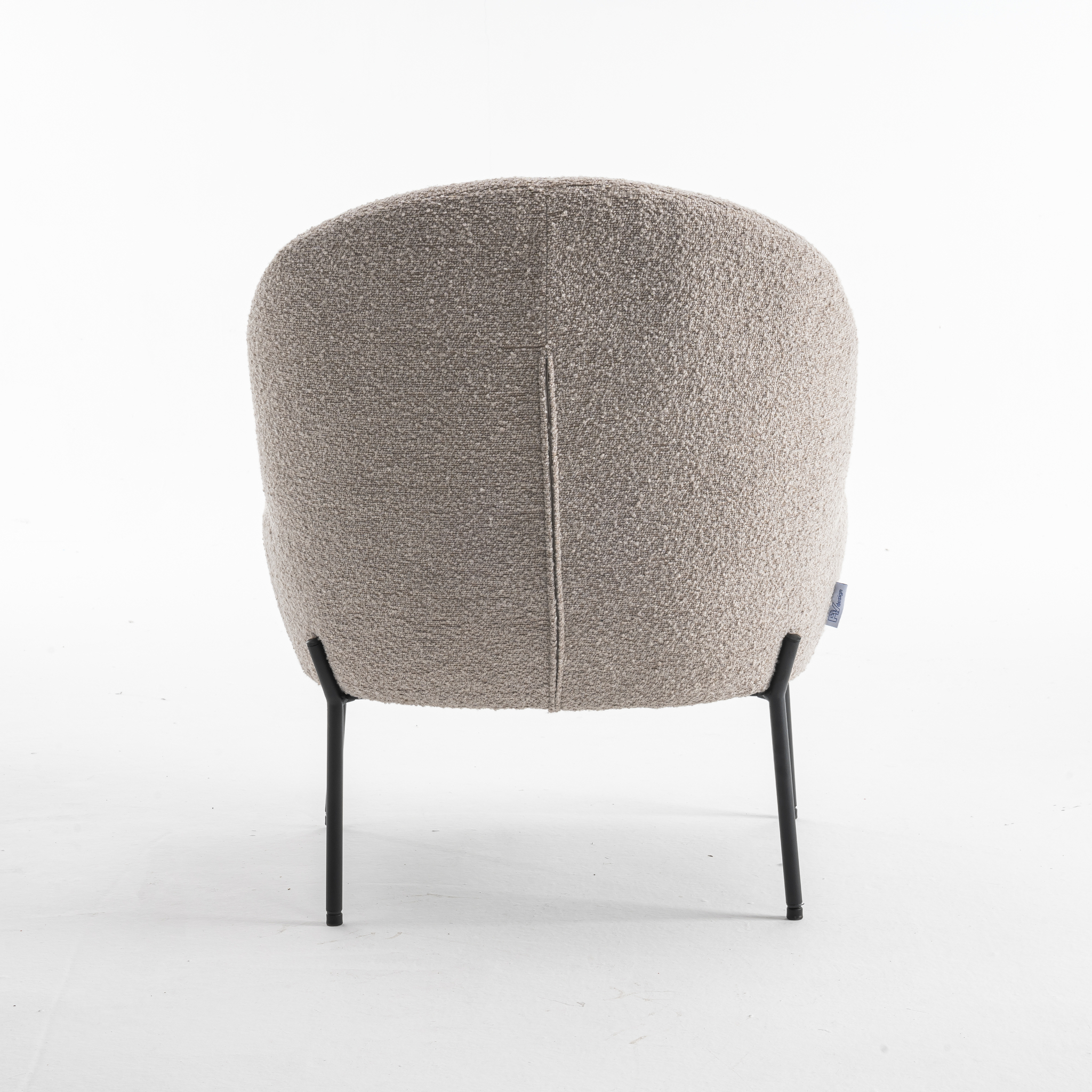 De Baudin fauteuil Stof Teddy Natural 01 is een moderne stoel met een afgeronde rugleuning in lichtbeige stof met textuur, slanke zwarte metalen poten en een minimalistisch ontwerp, van achteren gezien tegen een witte achtergrond.