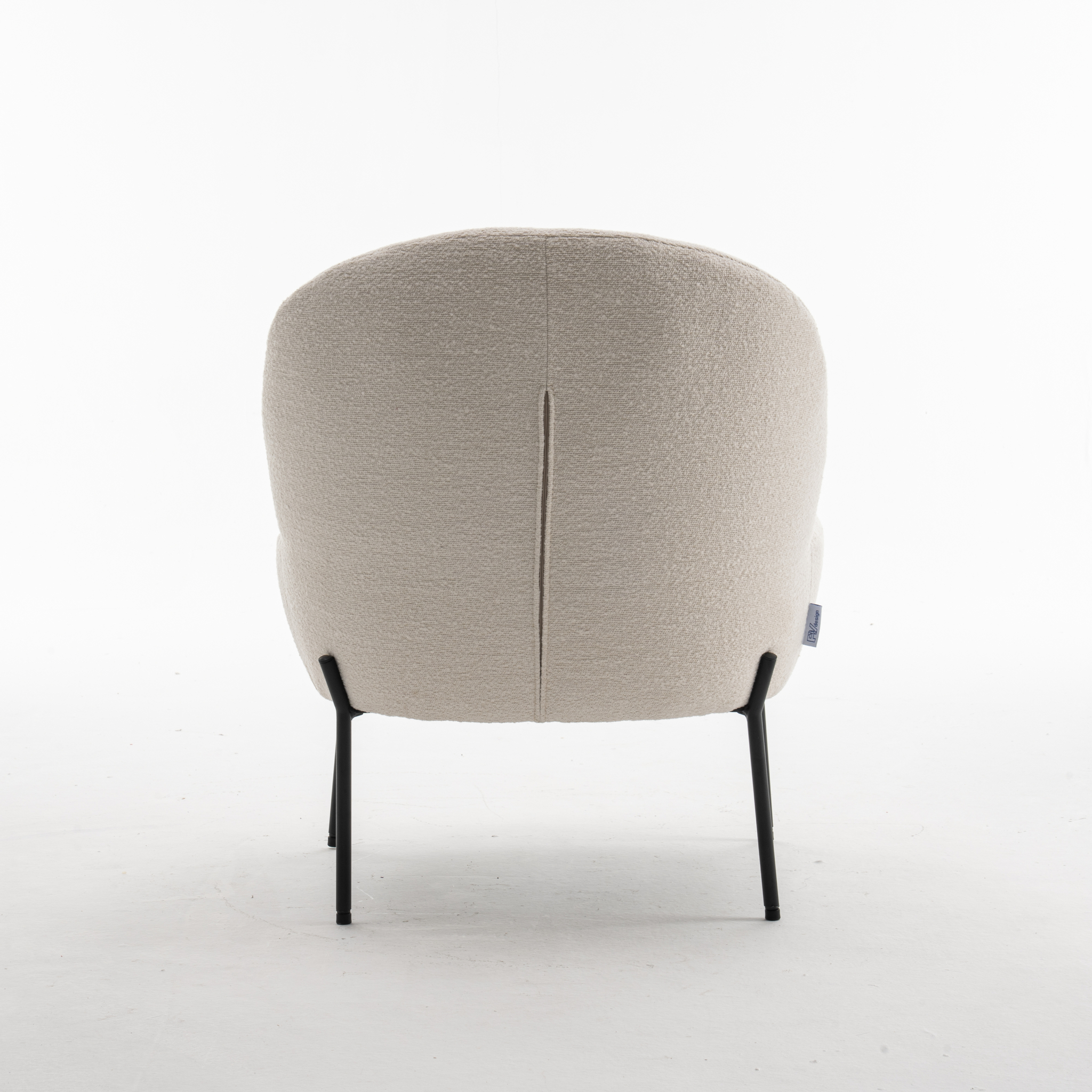 De Baudin fauteuil Stof Teddy Ivory 101 is een moderne fauteuil met een rond ontwerp, ivoorkleurige bekleding en slanke zwarte metalen poten, van achteren gezien tegen een effen witte achtergrond.