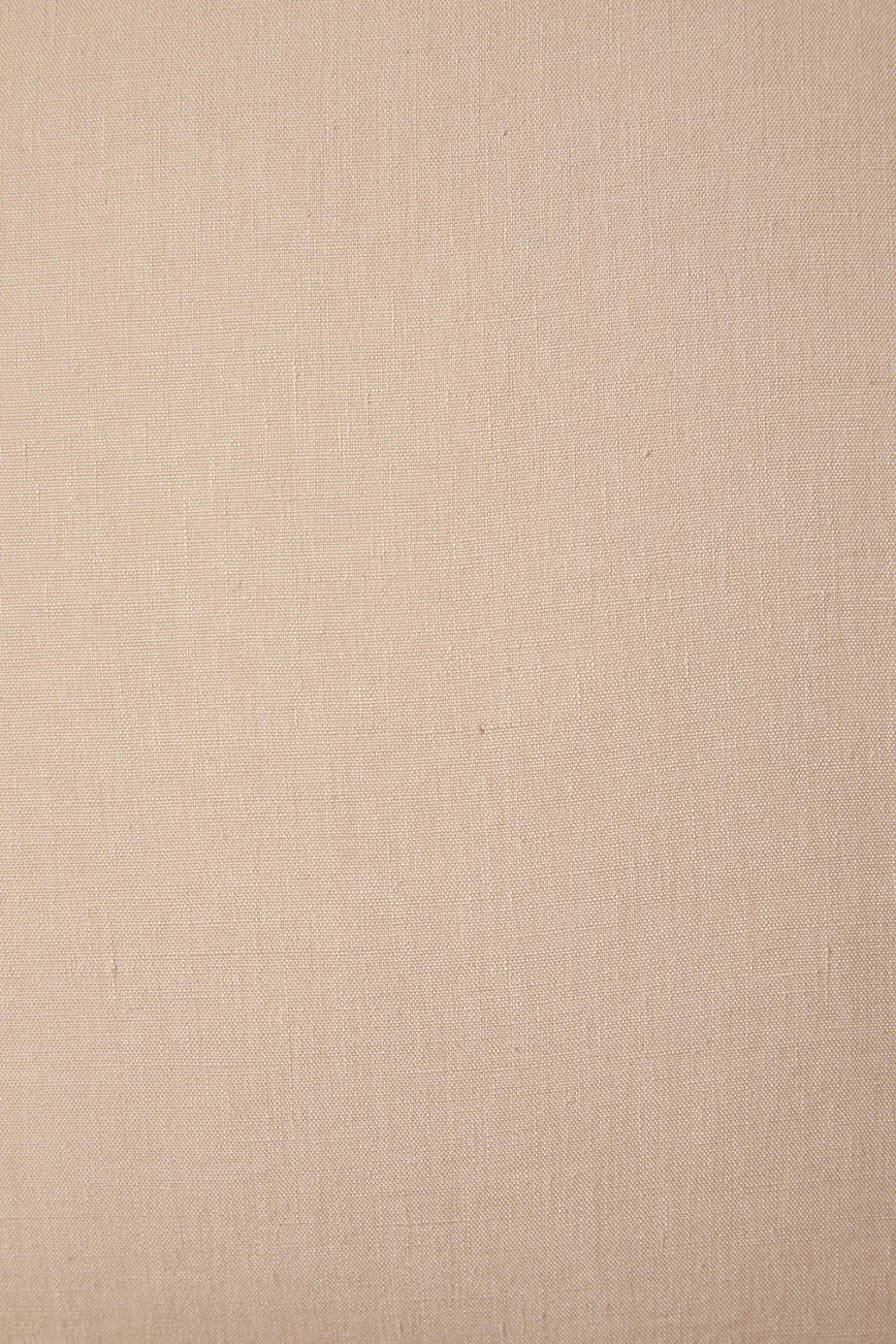 Close-up van het Sierkussenhoes Scotty Nude 60x40 cm toont effen beige stof met een subtiele, fijn geweven textuur. Het oppervlak is glad en egaal, zonder patronen of zichtbare onvolkomenheden.