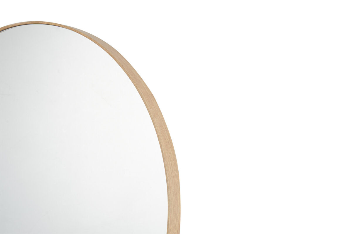 Een minimalistische foto toont de linkerkant van de Spiegel 'Ria' 80x80 Oude eik (1c), een ronde spiegel met een lichte houten lijst, tegen een effen witte achtergrond.