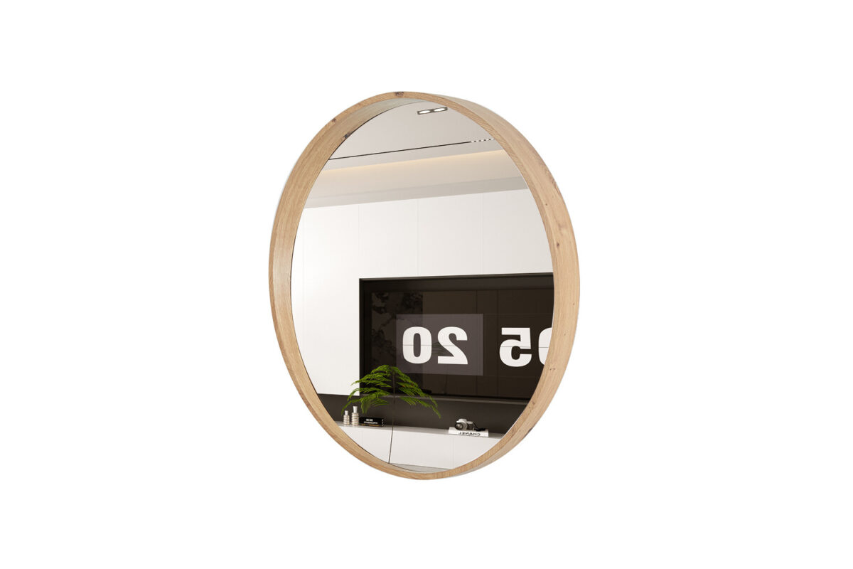 De Spiegel 'Roxy' 80x80 Oude eik (1c) is een ronde wandspiegel met een licht eikenhouten lijst, die een moderne wit-zwarte kamer, groen en een deel van het getal 20 in omgekeerde richting weerspiegelt.