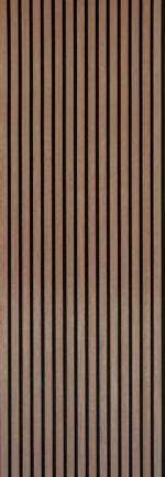 De Akupanel Eiken Mokka 270 x 60 cm lattenwand akoestische wandpanelen heeft verticale houten latten parallel met donkere kieren, die een gestreept patroon over het oppervlak vormen.