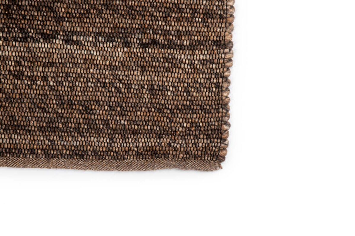 Close-up van het Bressano Brown 623 vloerkleed (170x230), met het bruin en zwart geweven patroon, de gedetailleerde textuur en de randstiksels tegen een witte achtergrond.