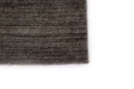 Een close-up van het Portofino Beige 02 200x300 tapijt toont het grijze, gestructureerde oppervlak met subtiele horizontale donkere lijnen tegen een witte achtergrond.