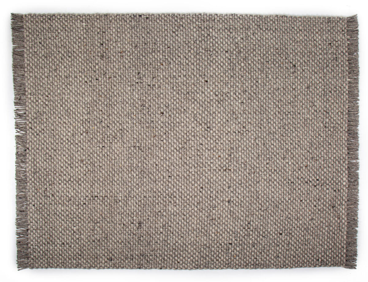 Een vierkante staal van het Burano Dark Grey 618-613 200x300 tapijt, met een subtiel structuurpatroon en korte franjes langs de randen, wordt getoond op een witte achtergrond.