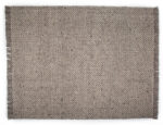 Een vierkante staal van het Burano Dark Grey 618-613 200x300 tapijt, met een subtiel structuurpatroon en korte franjes langs de randen, wordt getoond op een witte achtergrond.