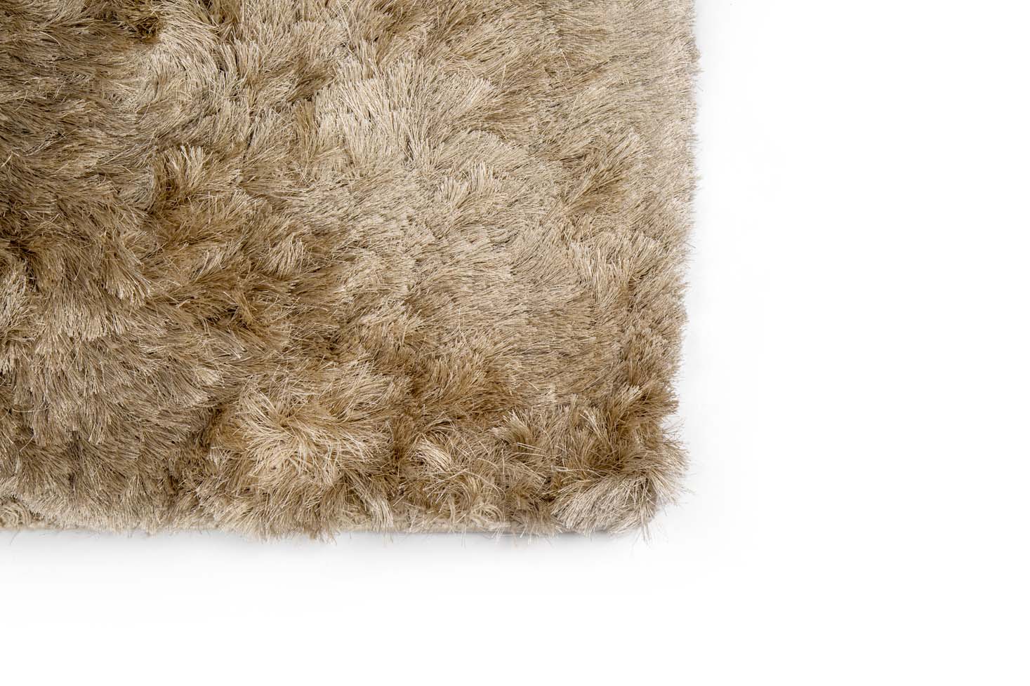 Close-up van het Arezzo ST Silver 119 vloerkleed (170x230 cm) met zijn dikke, zachte vezels met onregelmatige textuur en variërende beige en lichtbruine tinten op een witte achtergrond.