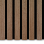 De Akupanel Eiken Mokka 270 x 60 cm Lattenwand akoestische wandpanelen hebben verticale houten latten in een lichtbruine afwerking, gelijkmatig verdeeld om een zwarte achtergrond te onthullen tussen elke lamel.