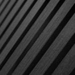 Close-up van Akupanel Eiken Zwart 270 x 60 cm akoestische wandpanelen, met gelijkmatig verdeelde diagonale zwarte latten. De zichtbare textuur en afstand creëren een dynamisch patroon van licht en schaduw dat diepte en contrast toevoegt aan het oppervlak van de lattenwand.