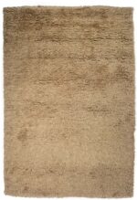 Het Merano Beige 002 170x230 is een rechthoekig vloerkleed met een zachte, pluche textuur en lange, ruige vezels. De zuivere, egale beige kleur en het knusse gevoel maken het een uitnodigende aanvulling voor elke kamer.