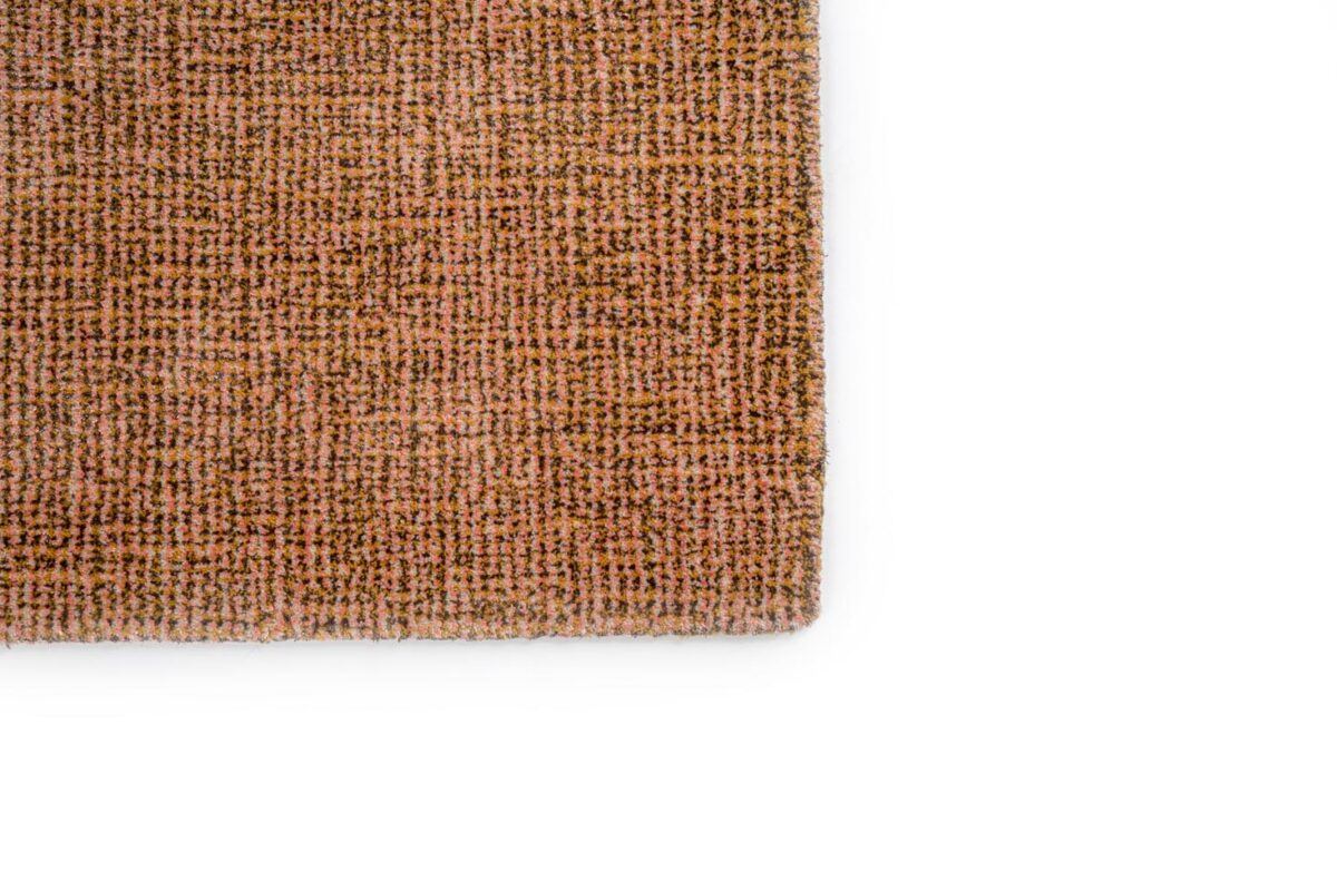 Close-up van de hoek van het Rome Gold 05 170x230 vloerkleed met de rechthoekige vorm, bruinachtige kleur en geweven textuur. Het tapijt wordt getoond op een witte achtergrond.