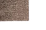 Een close-up van de hoek van het tapijt Rome Grey 03 170x230, met de textuur van geweven vezels in bruine en beige tinten tegen een witte achtergrond.