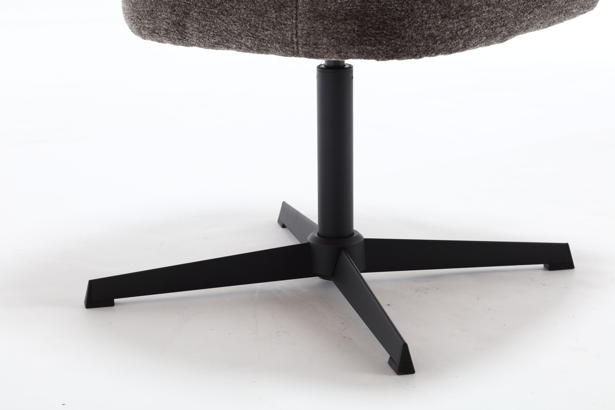 Close-up van het metalen onderstel met drie zwarte poten van de Stoel Max Picasso Charcoal Grey draaistoel, met een zitting van antracietgrijze stof tegen een witte achtergrond.