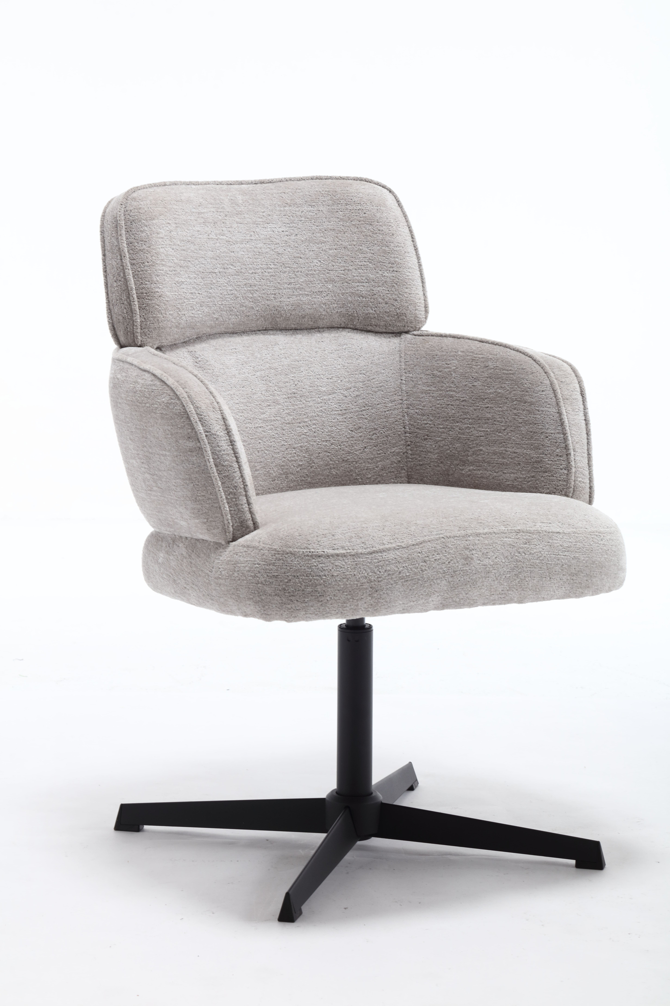 De Stoel Max Picasso Silver Lining is een moderne lichtgrijs gestoffeerde bureaustoel met gecapitonneerde armleuningen en rugleuning, met een zwart metalen onderstel met vier poten tegen een effen witte achtergrond.