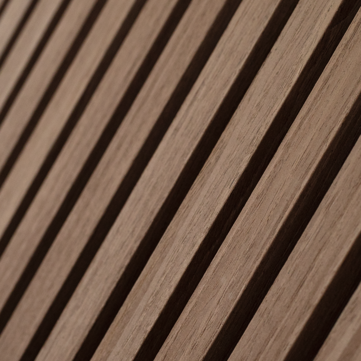 Close-up van Akupanel Eiken Mokka 270 x 60 cm akoestische wandpanelen met gelijkmatig verdeelde verticale latten die een repeterend gestreept patroon vormen in natuurlijk, lichtbruin eiken met zichtbare houtnerf.