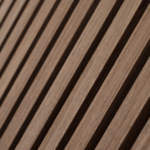 Close-up van Akupanel Eiken Mokka 270 x 60 cm akoestische wandpanelen met gelijkmatig verdeelde verticale latten die een repeterend gestreept patroon vormen in natuurlijk, lichtbruin eiken met zichtbare houtnerf.