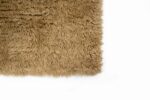 Close-up van de hoek van het Merano Beige 002 200x300 shaggy vloerkleed, getoond in bruine tinten op een witte achtergrond.
