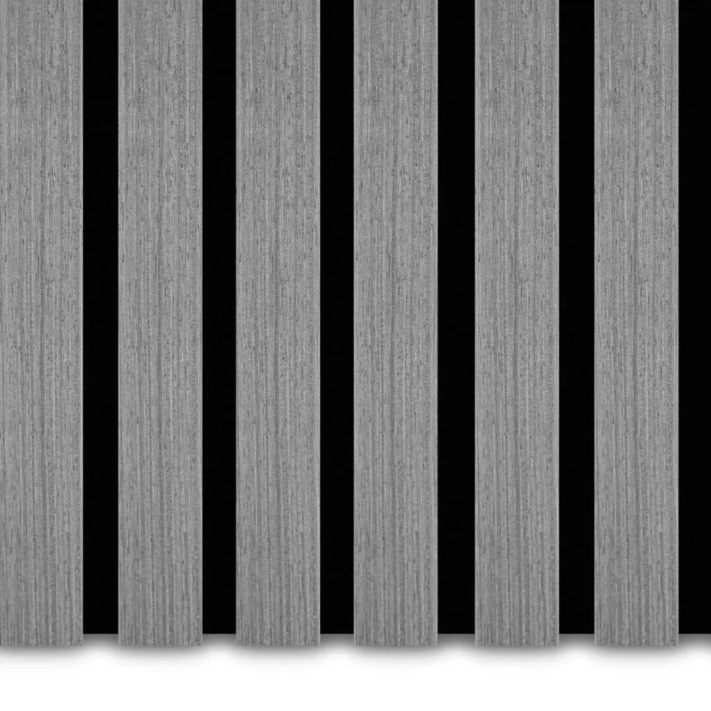 De Akupanel Eiken Grijs 270 x 60 cm akoestische wandpanelen hebben gelijkmatig verdeelde verticale latten van grijs eikenhout, waardoor een symmetrisch, minimalistisch patroon ontstaat van afwisselende houtstrepen en een zwarte achtergrond.