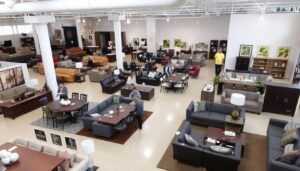 Een moderne showroom van een meubelwinkel met verschillende meubels en woonaccessoires