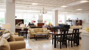 Verschillende meubels met kortingslabels die de beste maand om meubels te kopen illustreren