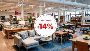 Een moderne meubelshowroom met banken, tafels en lampen. Hangende verkoopborden springen in het oog. Op een grote ronde afbeelding in het midden staat BESTE TIJD OM MEUBELS TE KOOPEN $14% in vette rode tekst - perfect voor budget shoppers.