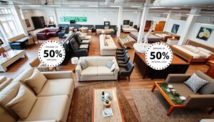 Verschillende meubelsoorten met kortingspercentages in een meubelwinkel