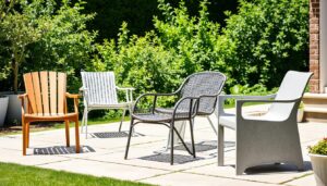 Verschillende tuinstoelen die buiten kunnen blijven staan in een zonnige tuin