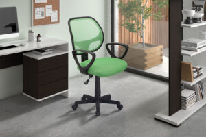 Een modern thuiskantoor met de 'Hippa' Mesh Lime Bureaustoel, een wit bureau met laden, computermonitor, kurkplaat en boekenplanken naast een glazen deur die uitkomt op een patio met planten.