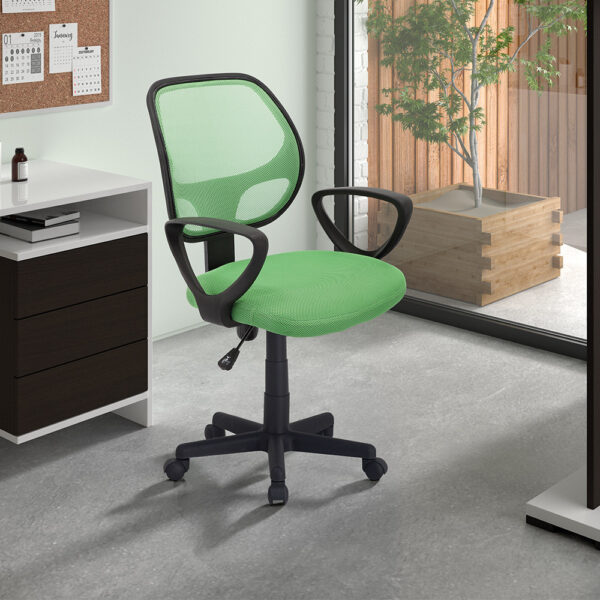 Een modern thuiskantoor met de 'Hippa' Mesh Lime Bureaustoel, een wit bureau met laden, computermonitor, kurkplaat en boekenplanken naast een glazen deur die uitkomt op een patio met planten.