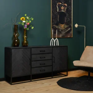 Een moderne kamer met donkergroene muren, het Dressoir New York | 165 cm zwarte dressoir met laden, twee hoge vazen met bloemen, een kandelaar, een vrouwenportret, een bruine loungestoel en een rond zwart vloerkleed op een houten vloer.