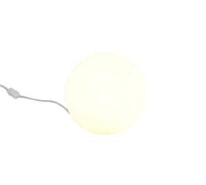 De REALITY Tafellamp PINGPONG is een gloeiende, bolvormige lamp met een doorschijnend wit oppervlak op een witte achtergrond, met een zichtbaar netsnoer en schakelaar die aan de linkerkant uitsteekt.