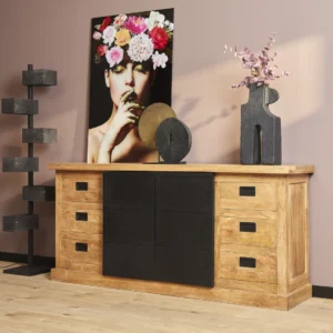 De Nashville Dressoir | 200 cm heeft zwarte ladefronten en is vormgegeven met abstracte sculpturen, een roze bloemenvaas en een vrouwenportret met bloemen op haar hoofd, geplaatst tegen een mauve muur en lichte houten vloer.