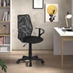 Een modern thuiskantoor met de Bureaustoel 'Job' Mesh Zwart, een wit bureau met lamp, laptop en boeken, houten planken met decor, ingelijste kunst op een betonnen muur en een raam met uitzicht op bomen.