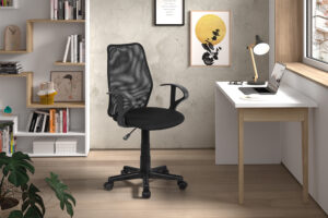 Een modern thuiskantoor met de Bureaustoel 'Job' Mesh Zwart, een wit bureau met lamp, laptop en boeken, houten planken met decor, ingelijste kunst op een betonnen muur en een raam met uitzicht op bomen.