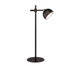De REALITY Tafellamp MAXIMA is een moderne zwarte vloerlamp met een ronde voet en een verstelbare metalen kap die schuin naar beneden staat, met een strak, minimalistisch ontwerp.