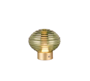 De REALITY Tafellamp EARL heeft een modern ontwerp met een ronde, geribbelde groene glazen kap en een goudmetalen voet, die een warme, uitnodigende gloed uitstraalt wanneer hij brandt.