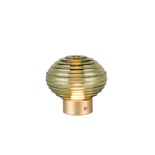 De REALITY Tafellamp EARL heeft een modern ontwerp met een ronde, geribbelde groene glazen kap en een goudmetalen voet, die een warme, uitnodigende gloed uitstraalt wanneer hij brandt.
