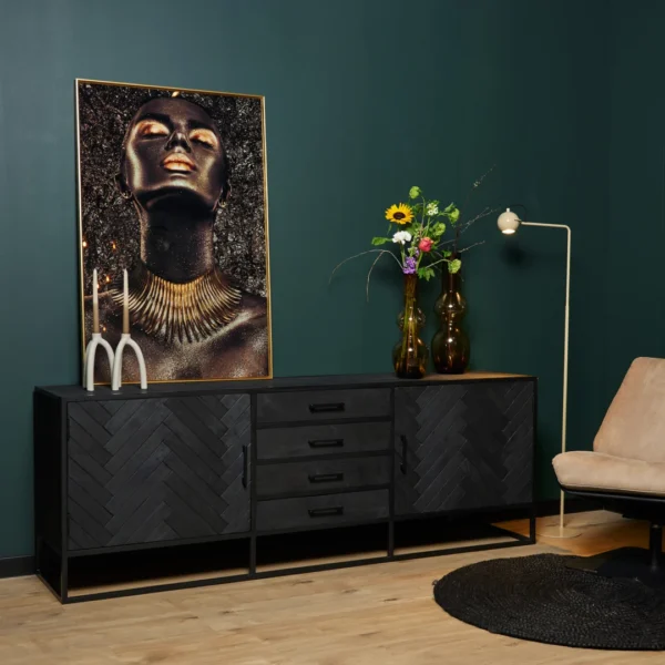 De REALITY Tafellamp EARL heeft een modern ontwerp met een ronde, geribbelde groene glazen kap en een goudmetalen voet, die een warme, uitnodigende gloed uitstraalt wanneer hij brandt.