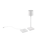 De Reality Tafellamp Fernandez is een moderne witte tafellamp met een cilindrische kap en vierkante voet, afgebeeld naast een apart wit rechthoekig apparaat en netsnoer op een witte achtergrond.