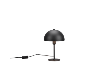 De TRIO Tafellamp NOLA is een moderne zwarte tafellamp met een koepelvormige kap, slanke voet, ronde voet en netsnoer met inline schakelaar, afgebeeld tegen een witte achtergrond.
