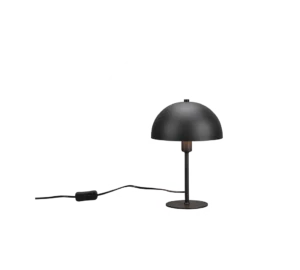 De TRIO Tafellamp NOLA is een moderne zwarte tafellamp met een koepelvormige kap, slanke voet, ronde voet en netsnoer met inline schakelaar, afgebeeld tegen een witte achtergrond.