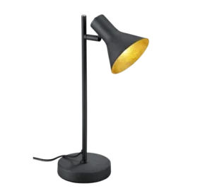 De REALITY Tafellamp NINA is een moderne zwarte bureaulamp met een ronde voet en een kegelvormige kap met een gouden binnenkant die warmgeel licht uitstraalt. De lamp staat rechtop en wordt gevoed door de stekker in het stopcontact te steken.