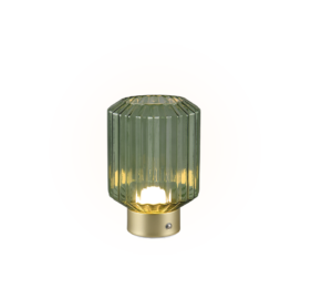 De REALITY Tafellamp LORD is een kleine tafellamp met een geribbelde cilindrische kap van groen glas en een goudmetalen voet die een warm licht uitstraalt.
